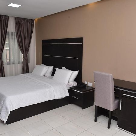 Urban Metro Inn Lagos Bagian luar foto