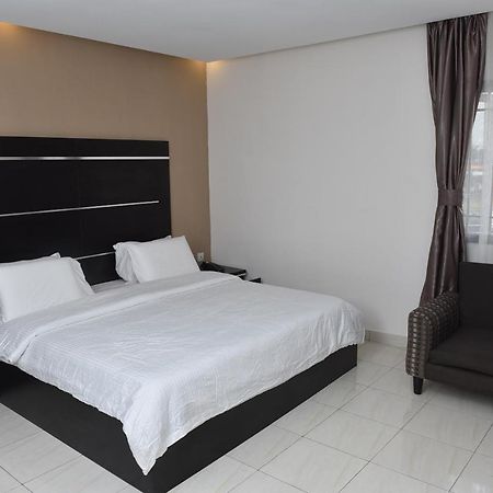 Urban Metro Inn Lagos Bagian luar foto