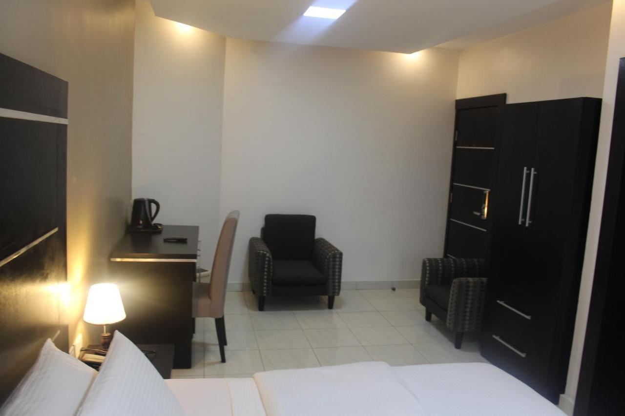 Urban Metro Inn Lagos Bagian luar foto