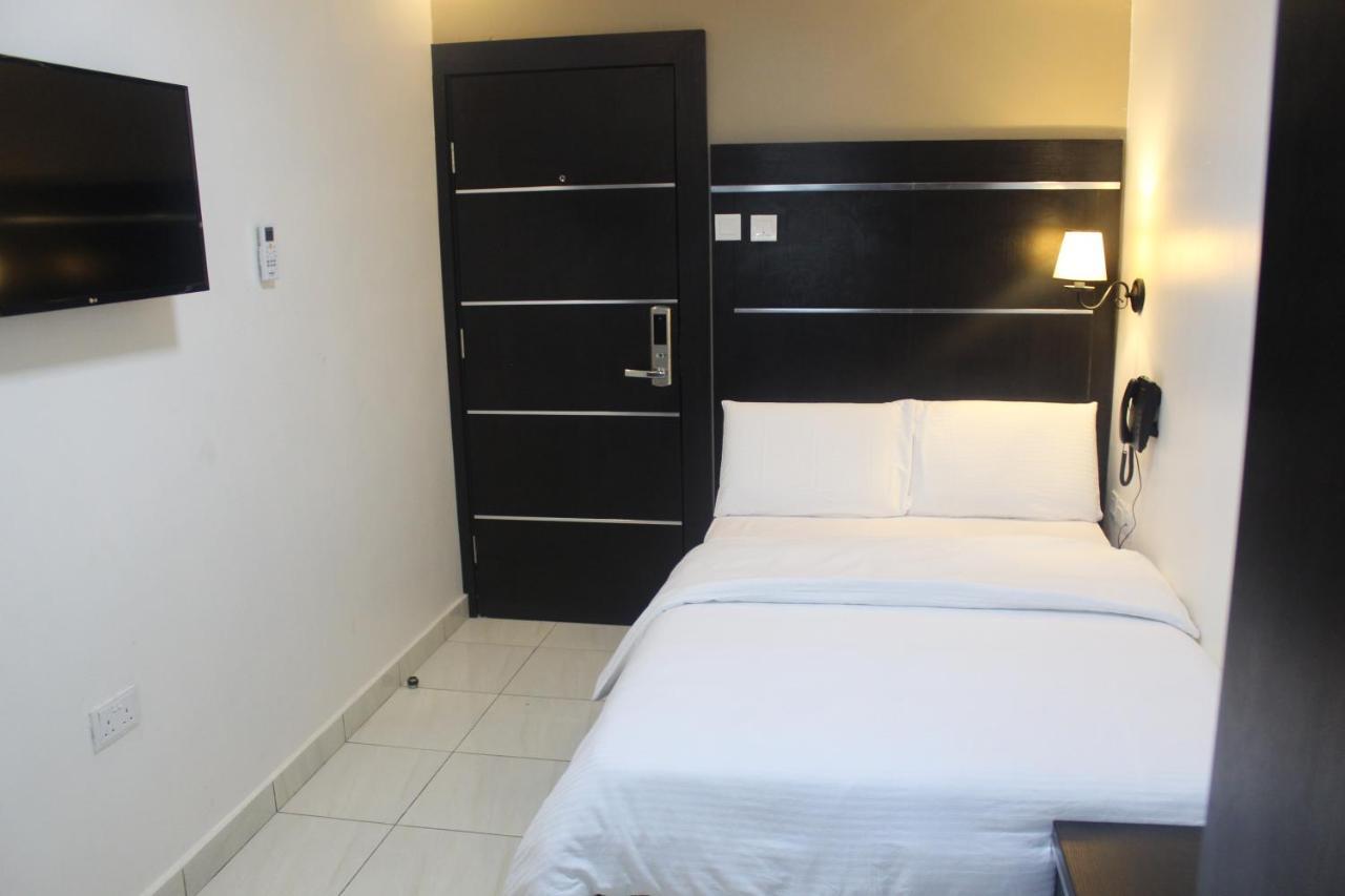 Urban Metro Inn Lagos Bagian luar foto